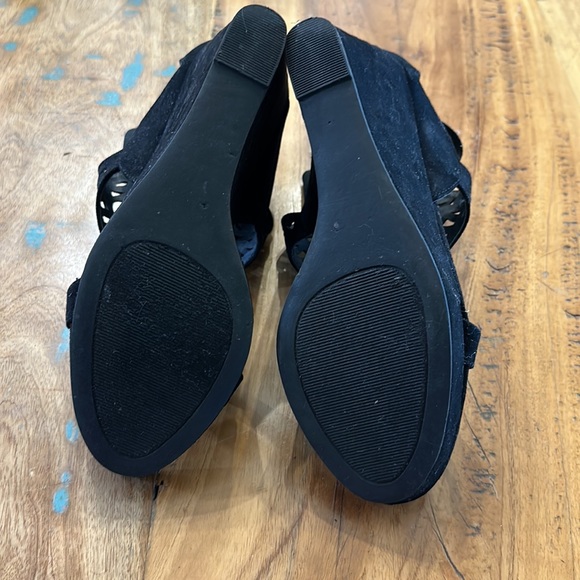 Maurice’s wedge sandal, black suede - Picture 3 of 3